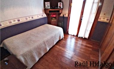 HERMOSO CHALET DE 5 AMBIENTES CON GRAN PARQUE EN BARRIO VILLA PRIMERA