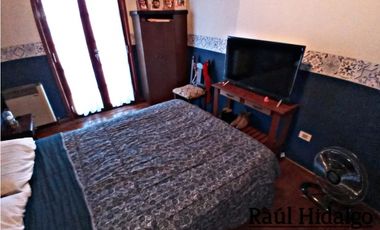 HERMOSO CHALET DE 5 AMBIENTES CON GRAN PARQUE EN BARRIO VILLA PRIMERA