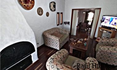 HERMOSO CHALET DE 5 AMBIENTES CON GRAN PARQUE EN BARRIO VILLA PRIMERA