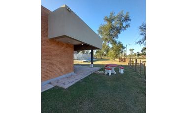 Casa 1 dormitorio con piscina y parque!