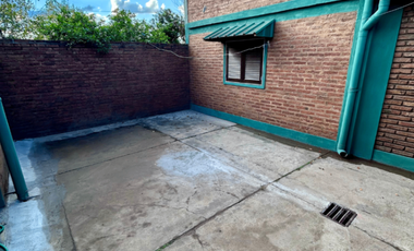 Casa en alquiler de 4 dormitorios c/ cochera en San Miguel