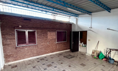 Casa en alquiler de 4 dormitorios c/ cochera en San Miguel