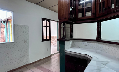 Casa en alquiler de 4 dormitorios c/ cochera en San Miguel