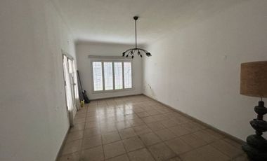 VENDE CASA MULTIFAMILIAR C COCHERA EN LOTE PROPIO