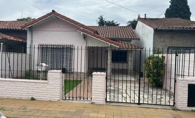 VENDE CASA MULTIFAMILIAR C COCHERA EN LOTE PROPIO