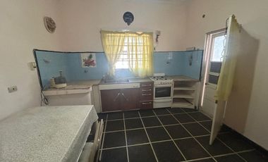 VENDE CASA MULTIFAMILIAR C COCHERA EN LOTE PROPIO