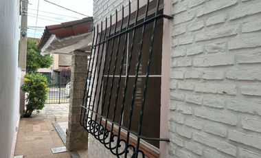 VENDE CASA MULTIFAMILIAR C COCHERA EN LOTE PROPIO