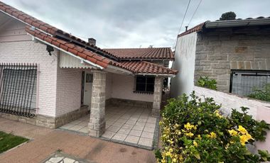 VENDE CASA MULTIFAMILIAR C COCHERA EN LOTE PROPIO