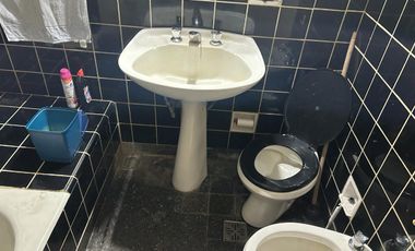 VENDE CASA MULTIFAMILIAR C COCHERA EN LOTE PROPIO