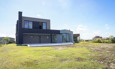CASA EN VENTA A LA LAGUNA SAN SEBASTIAN