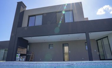 CASA EN VENTA A LA LAGUNA SAN SEBASTIAN