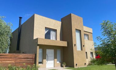 VENTA .CASA A LA LAGUNA . SAN SEBASTIAN .SECTOR 9.