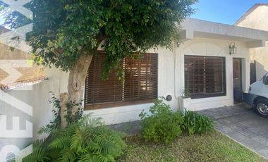 CASA EN UNA PLANTA CON IMPONENTE JARDIN Y PILETA