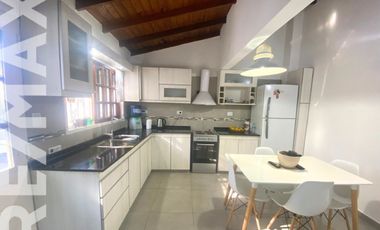 CASA EN UNA PLANTA CON IMPONENTE JARDIN Y PILETA