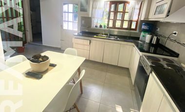CASA EN UNA PLANTA CON IMPONENTE JARDIN Y PILETA