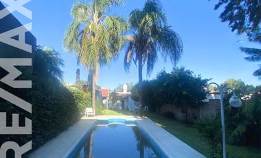CASA EN UNA PLANTA CON IMPONENTE JARDIN Y PILETA