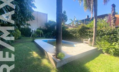 CASA EN UNA PLANTA CON IMPONENTE JARDIN Y PILETA