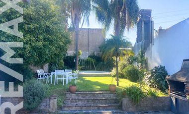 CASA EN UNA PLANTA CON IMPONENTE JARDIN Y PILETA