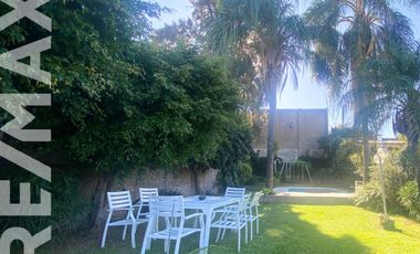 CASA EN UNA PLANTA CON IMPONENTE JARDIN Y PILETA