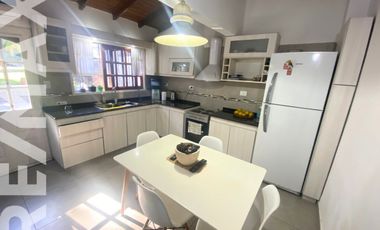 CASA EN UNA PLANTA CON IMPONENTE JARDIN Y PILETA