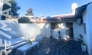 CASA EN UNA PLANTA CON IMPONENTE JARDIN Y PILETA