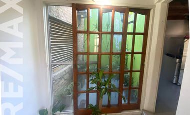 CASA EN UNA PLANTA CON IMPONENTE JARDIN Y PILETA