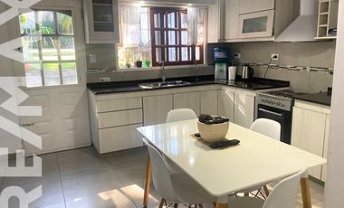 CASA EN UNA PLANTA CON IMPONENTE JARDIN Y PILETA