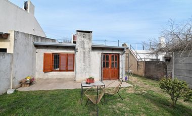 HERMOSA CASA CON 2 DORMITORIOS Y PATIO