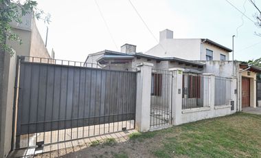 HERMOSA CASA CON 2 DORMITORIOS Y PATIO