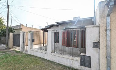 HERMOSA CASA CON 2 DORMITORIOS Y PATIO