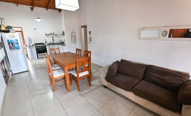 HERMOSA CASA CON 2 DORMITORIOS Y PATIO