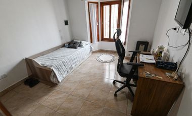 HERMOSA CASA CON 2 DORMITORIOS Y PATIO