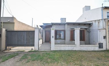 HERMOSA CASA CON 2 DORMITORIOS Y PATIO