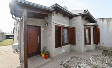 HERMOSA CASA CON 2 DORMITORIOS Y PATIO
