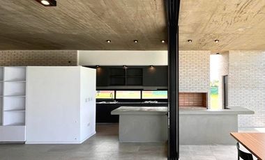 CASA 2 DORMITORIOS CON PISCINA  || B° LAS CASUARINAS - IBARLUCEA