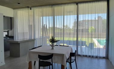 CASA 2 DORMITORIOS CON PISCINA  || B° LAS CASUARINAS - IBARLUCEA