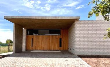 CASA 2 DORMITORIOS CON PISCINA  || B° LAS CASUARINAS - IBARLUCEA