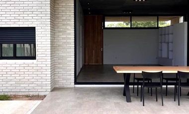 CASA 2 DORMITORIOS CON PISCINA  || B° LAS CASUARINAS - IBARLUCEA