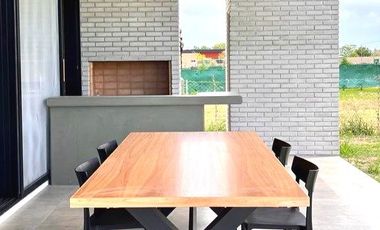 CASA 2 DORMITORIOS CON PISCINA  || B° LAS CASUARINAS - IBARLUCEA