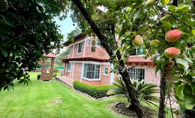 Casa en venta y renta de estilo rústico en Avándaro