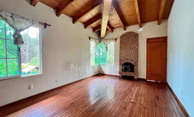 Casa en venta y renta de estilo rústico en Avándaro