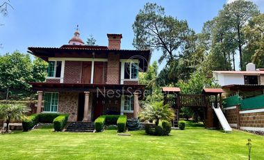 Casa en venta y renta de estilo rústico en Avándaro
