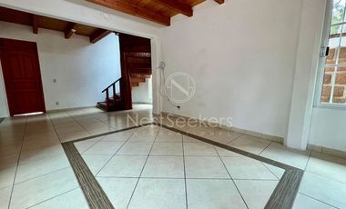 Casa en venta y renta de estilo rústico en Avándaro