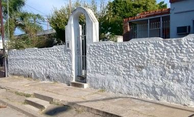 SE VENDE CASA A METROS DE AVD RAMIREZ