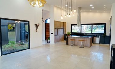 Casa en venta en Barrio Los Pinares, Exaltación De La Cruz - 6 Ambientes