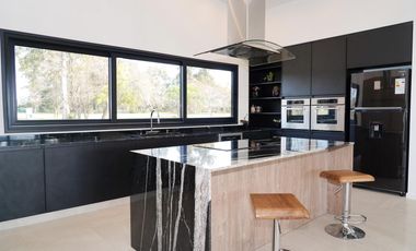 Casa en venta en Barrio Los Pinares, Exaltación De La Cruz - 6 Ambientes