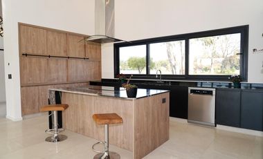 Casa en venta en Barrio Los Pinares, Exaltación De La Cruz - 6 Ambientes