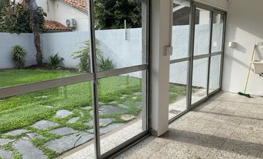 Casa  4 dormitorios jardin garage olivos