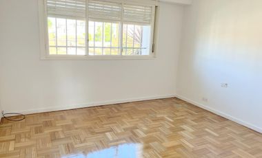 Casa  4 dormitorios jardin garage olivos