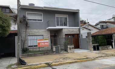 Casa  4 dormitorios jardin garage olivos